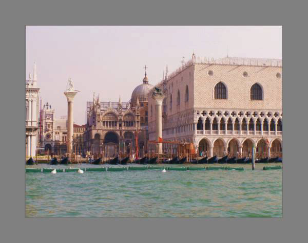 La Piazzetta San Marco, les Colonnes de San Teodoro et du Lion et  droite le Palais des Doges